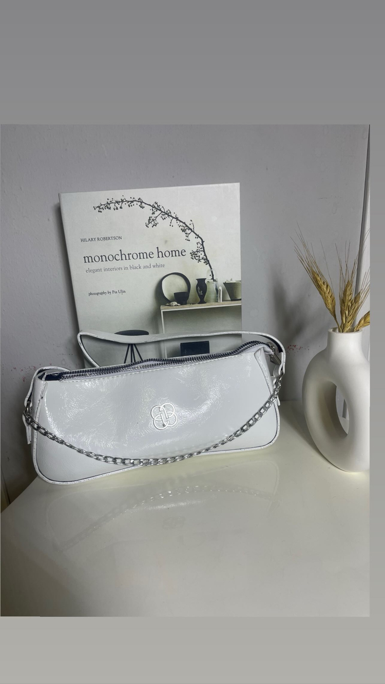 Beyaz Parlak Deri Zincir Detaylı Omuz Çantası – Slim Shoulder Bag