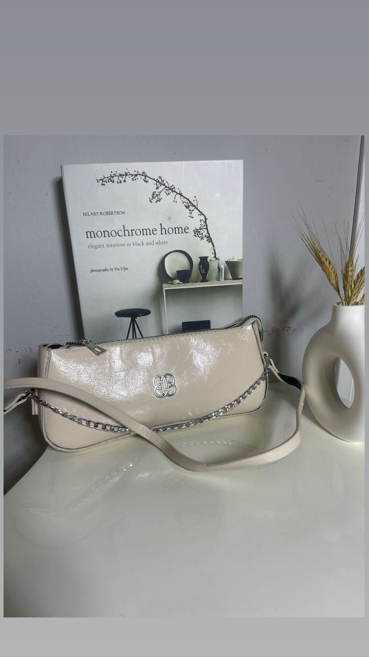 Bej Parlak Deri Zincir Detaylı Omuz Çantası – Slim Shoulder Bag