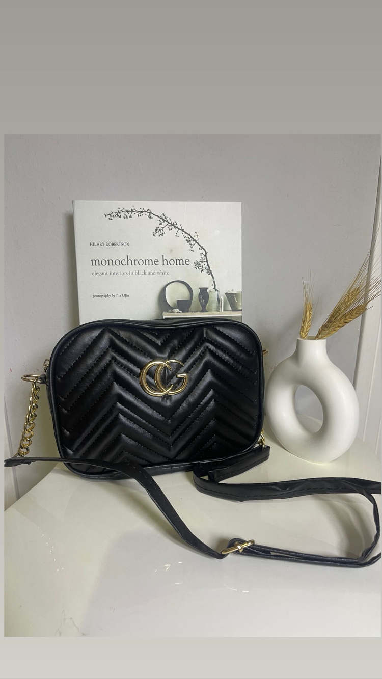 Siyah Zigzag Kapitone Omuz Çantası – GG Model (200₺)