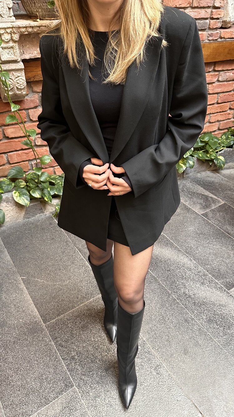 Siyah etekli blazer takım