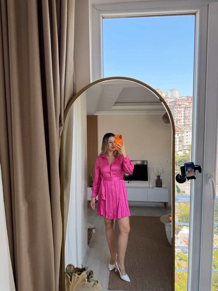 Pembe elbise kemerli