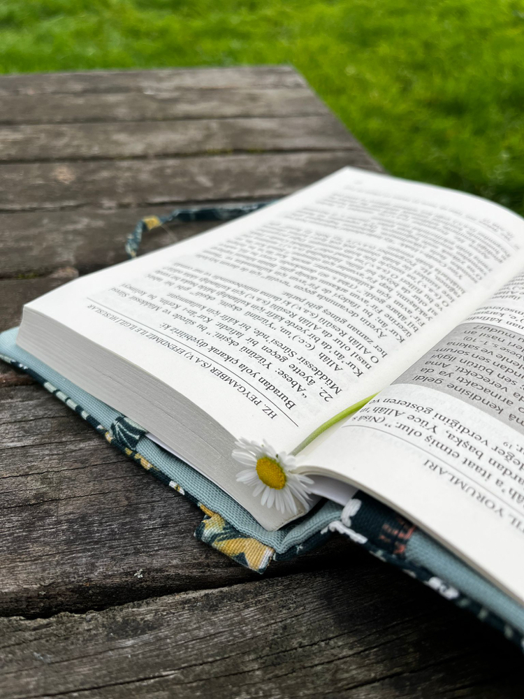 Çiçek Desenli Kitap Kılıfı