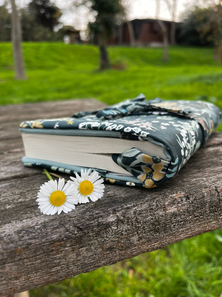 Çiçek Desenli Kitap Kılıfı