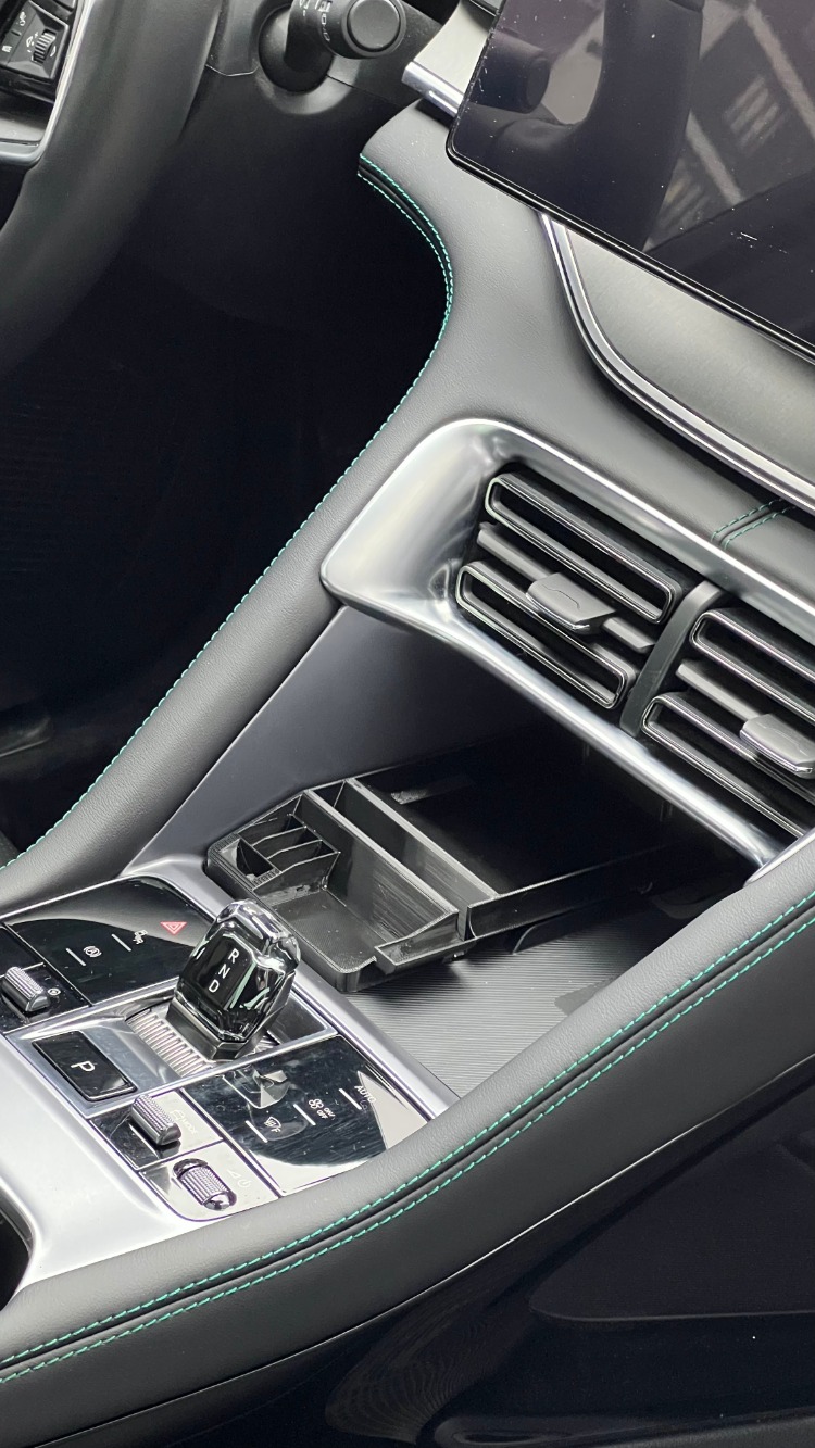 BYD Seal / Seal U-DMi Kablosuz Şarj Alanı Organizer – Telefon Standlı, Kalemlikli Düzenleyici