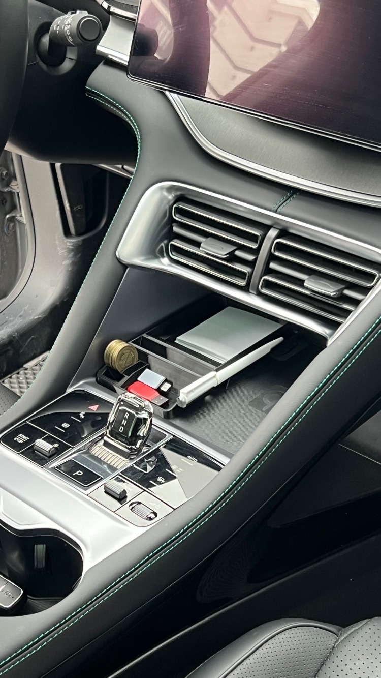BYD Seal / Seal U-DMi Kablosuz Şarj Alanı Organizer – Telefon Standlı, Kalemlikli Düzenleyici