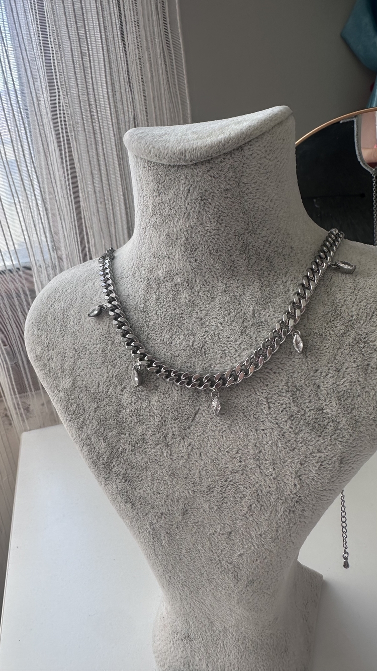 Taşlı Helen silver renk çelik kolye