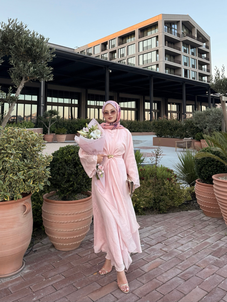 Pelerinli elbise pembe