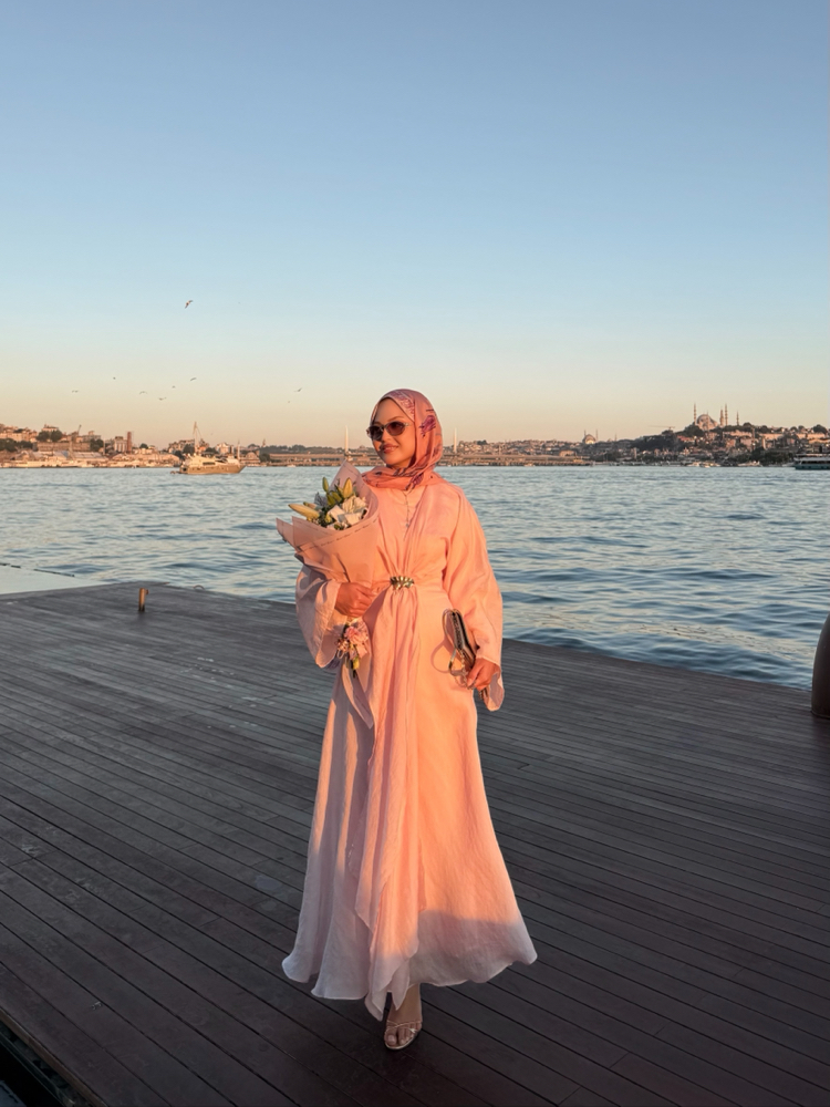 Pelerinli elbise pembe