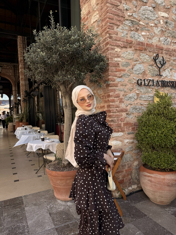 Puantiyeli kat kat etekli takım kahverengi