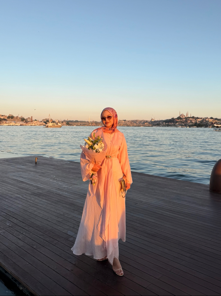 Pelerinli elbise pembe