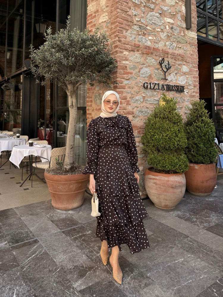 Puantiyeli kat kat etekli takım kahverengi
