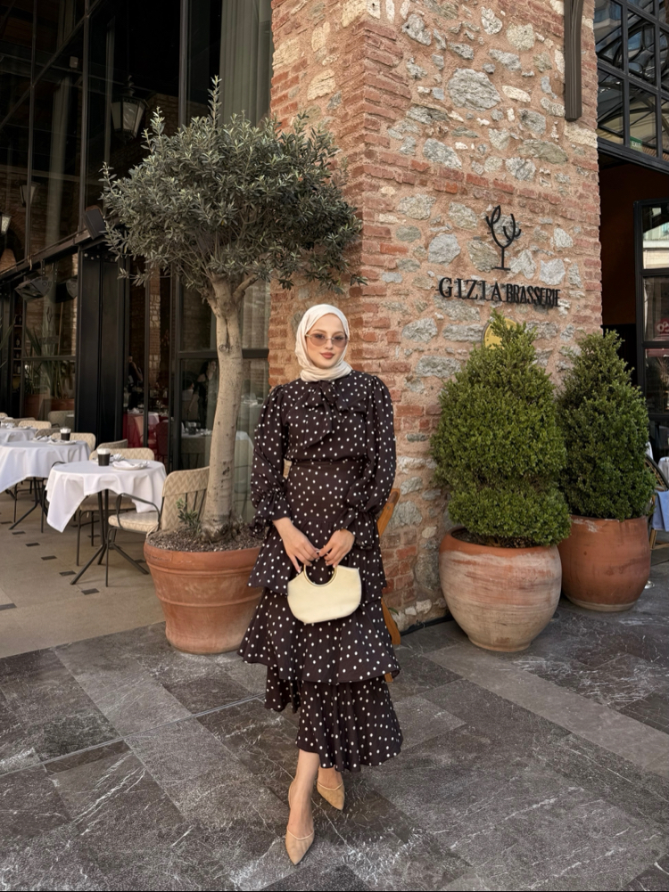 Puantiyeli kat kat etekli takım kahverengi
