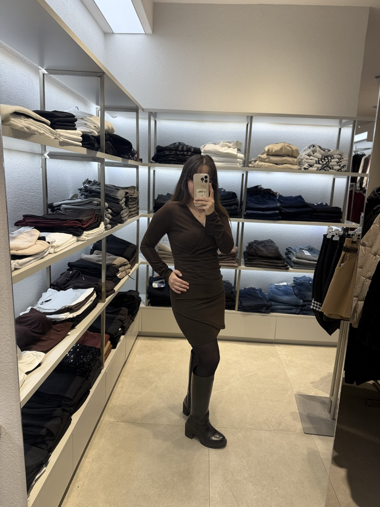 V YAKA DRAPELİ ELBİSE
