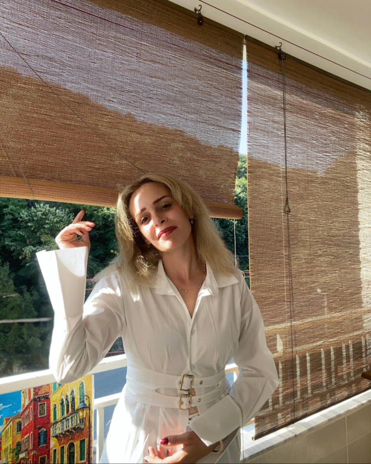 Geniş kuşaklı gold kemerli Poplin gömlek