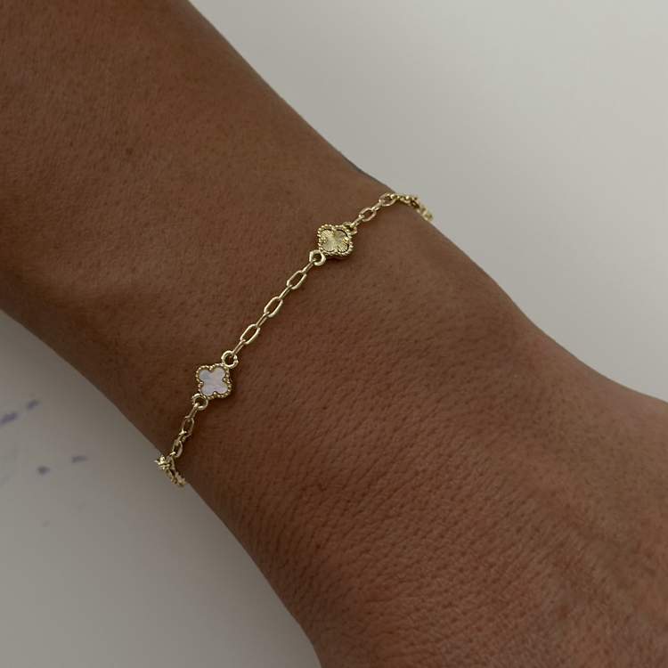 Altın kaplama”Cm”bir Sedef bir gold renk mini yonca bileklik 