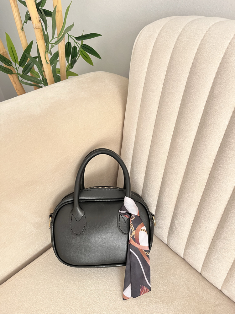 Fularlı siyah mini bag