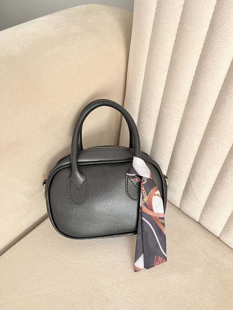 Fularlı siyah mini bag