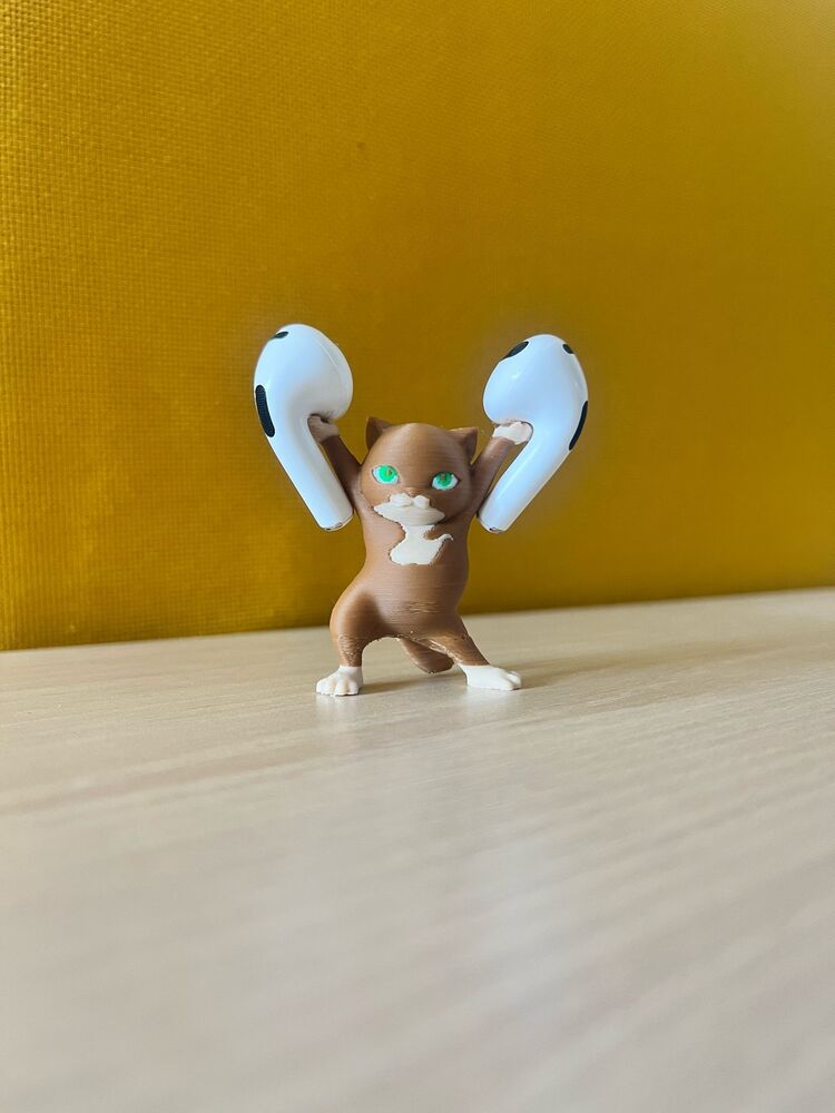 Kulaklık tutan mini kedi