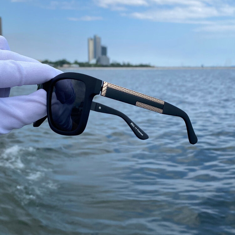 Modern Wayfarer Güneş Gözlüğü - Mat Siyah Çerçeve - Altın Detaylı Saplar