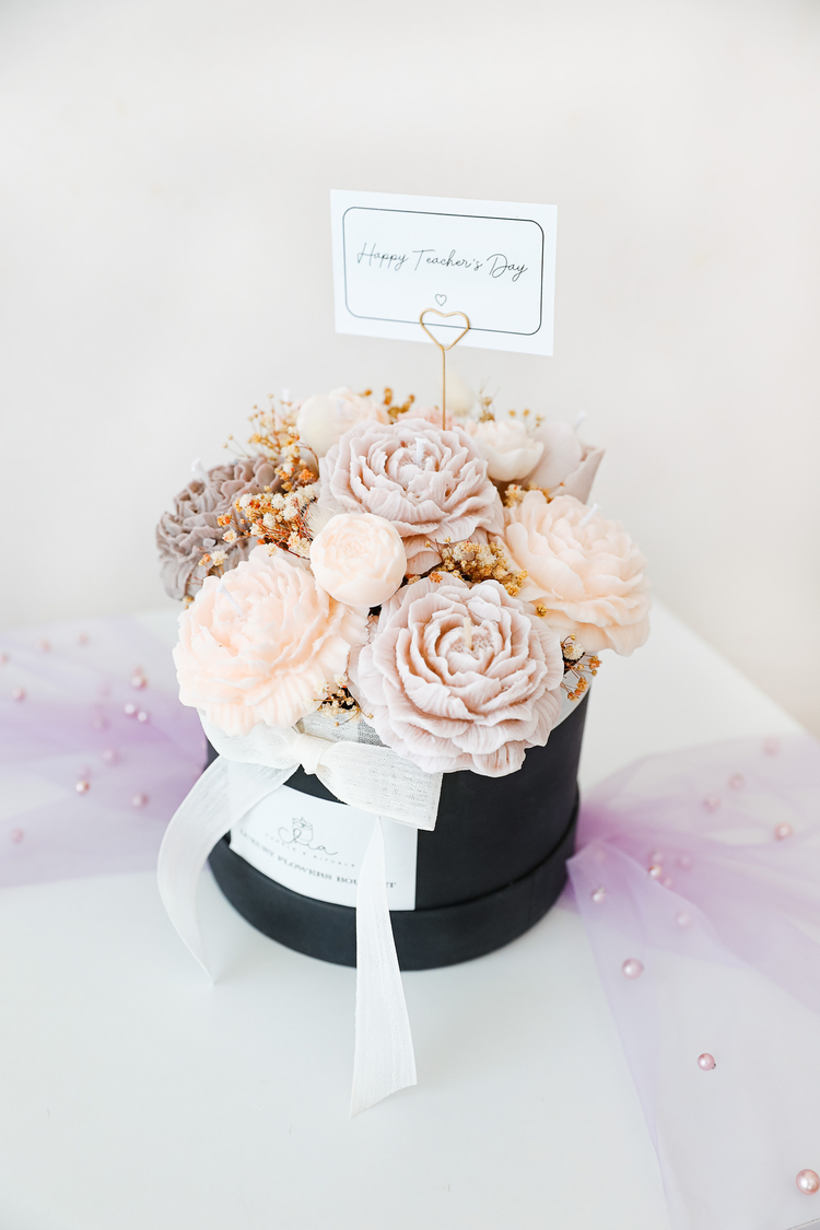 Beige Bloom Candle Bouquet