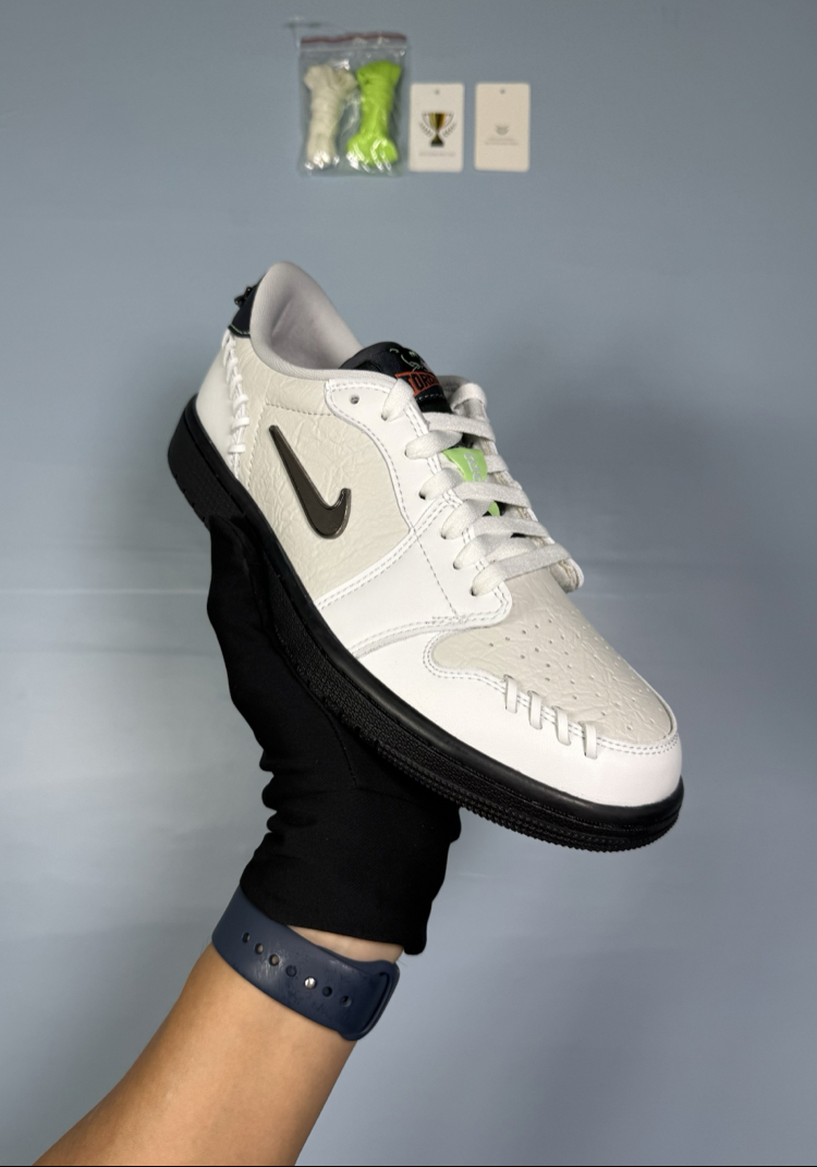 Jordan Low Altın Siyah Kedi