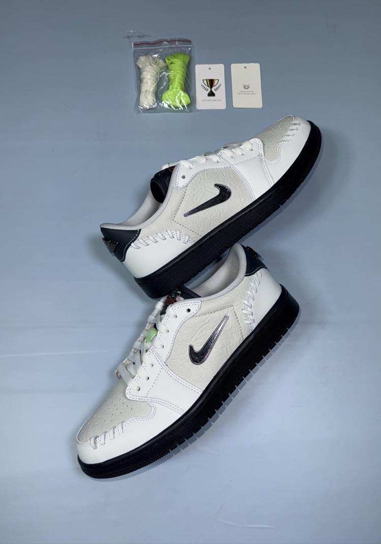 Jordan Low Altın Siyah Kedi
