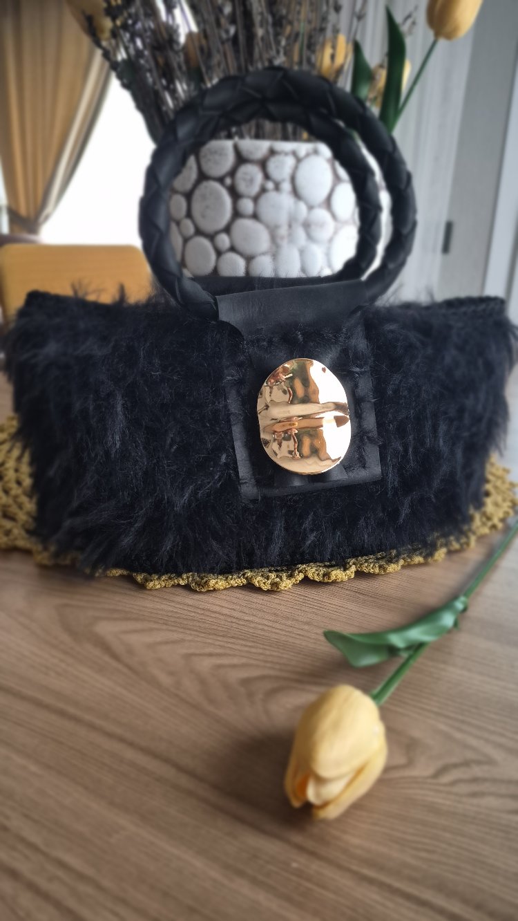 Kara kedi.