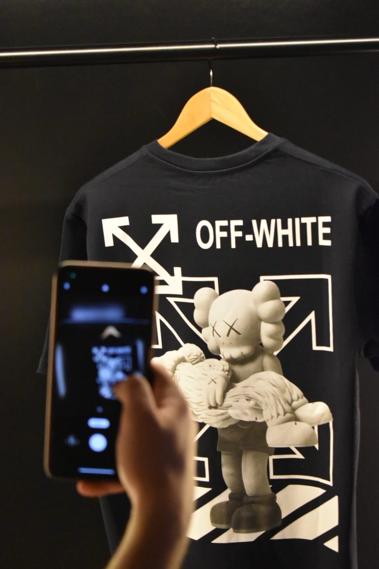 Off White Lacivert Kaws Baskılı T-shirt