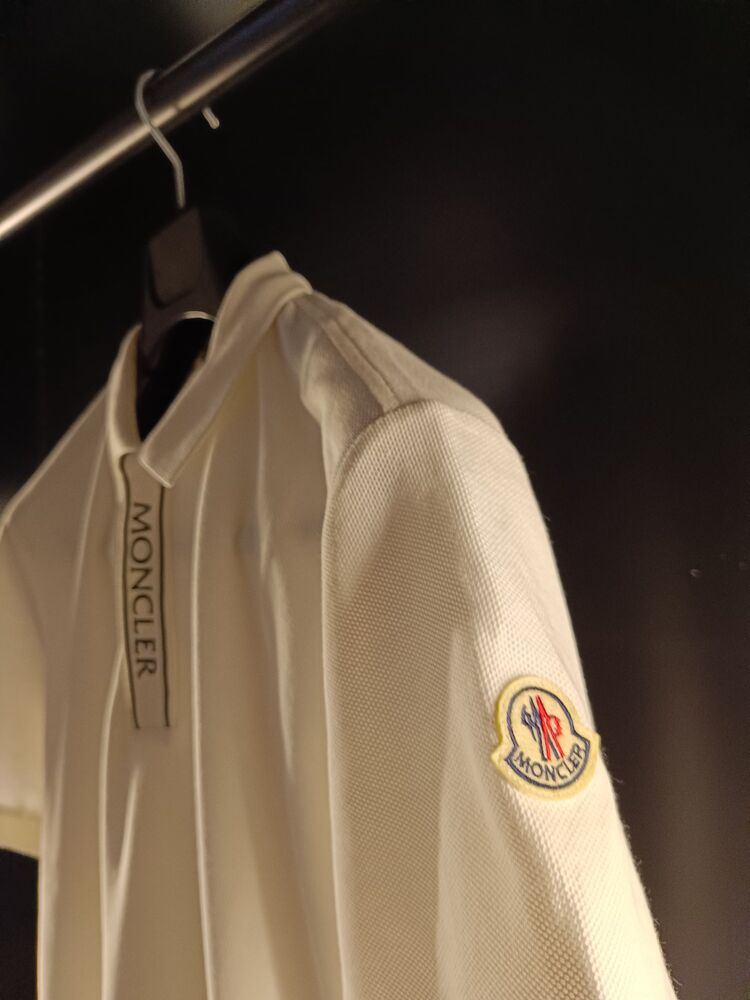 MONCLER (Yaka ve Kol) detaylı beyaz polo yaka t-shirt 