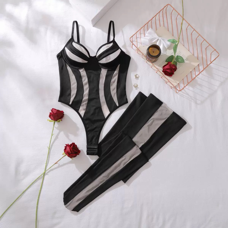 Siyah Bodysuit uyandım