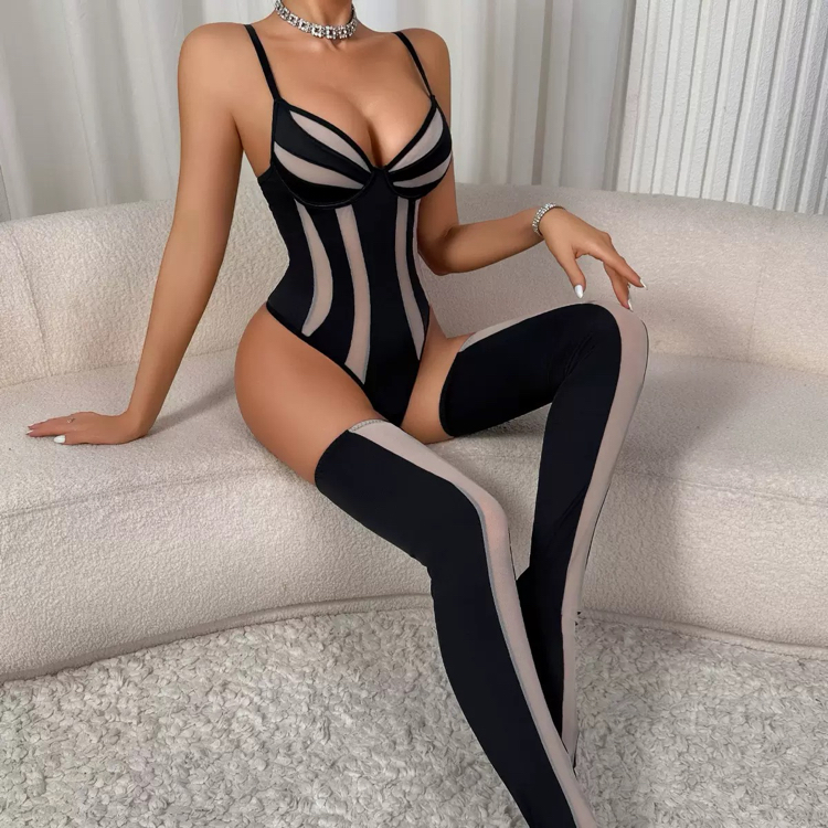 Siyah Bodysuit uyandım