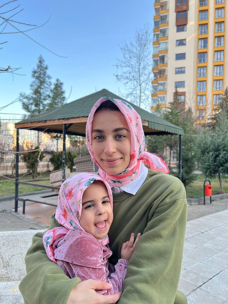 Anne kız Renkli fiyonk 