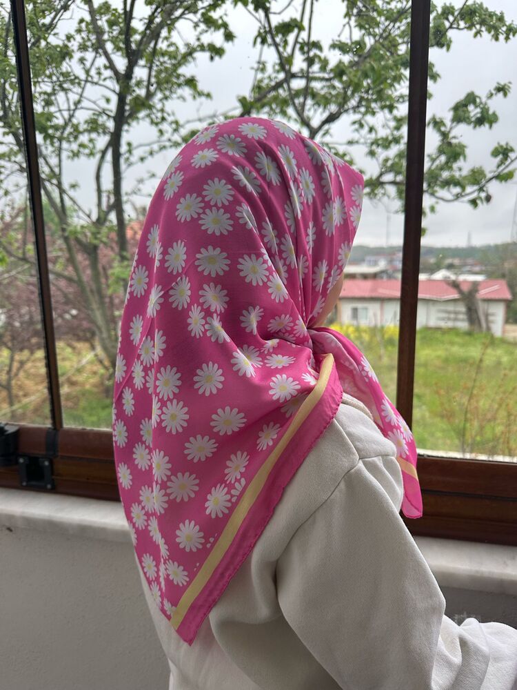 Pembe küçük papatyalar çocuk...