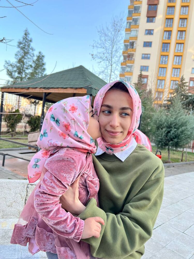 Anne kız Renkli fiyonk 