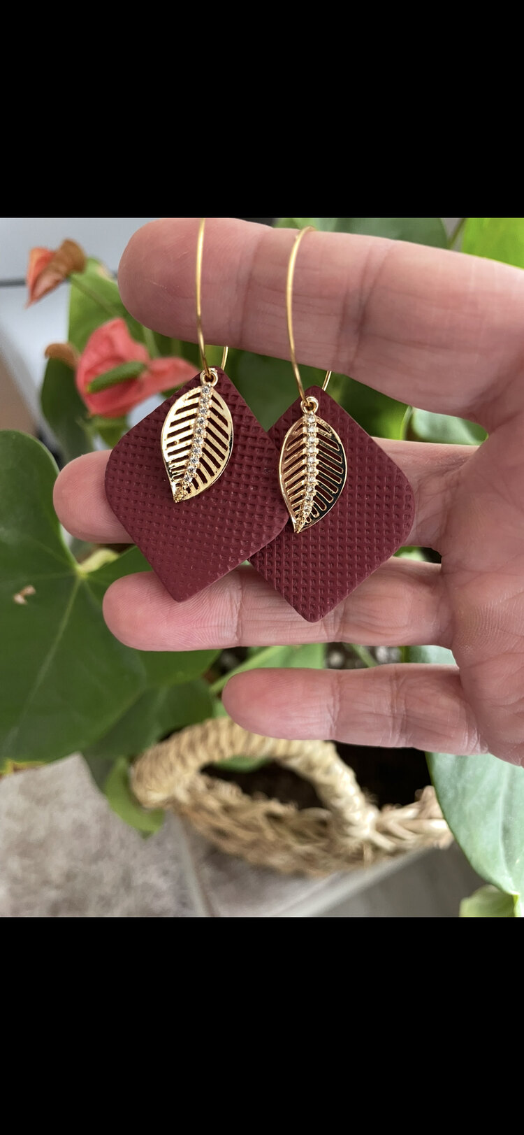 Zirkon taşlı yaprak detaylı küpe