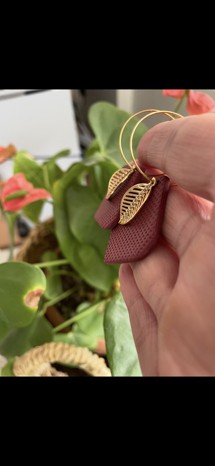 Zirkon taşlı yaprak detaylı küpe