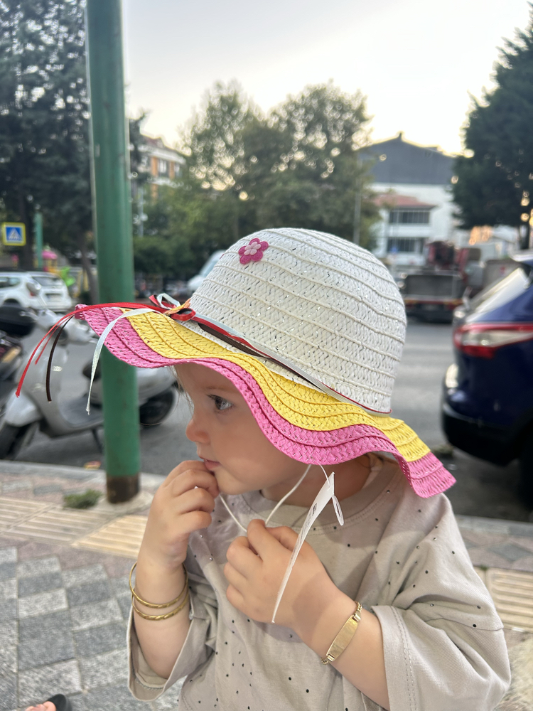 Renkli Hasır Örgü Bebek/Çocuk Güneş Şapkası – Bağcıklı ve İşlemeli