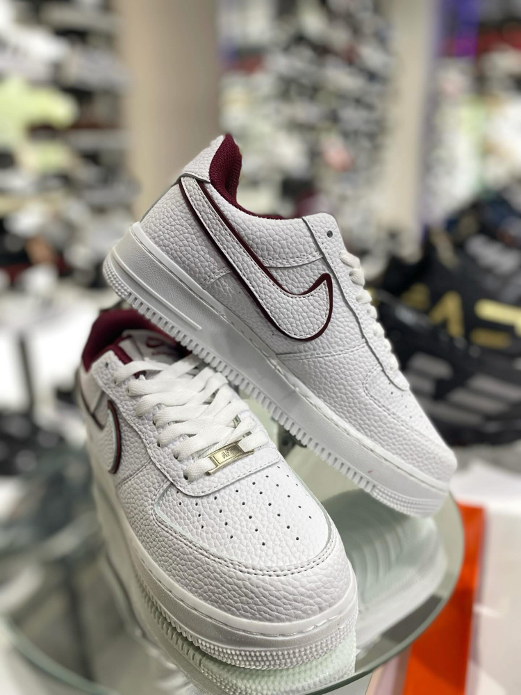 Nike Air Force 1 '07 – Beyaz / Bordo Detaylı Sneakers
