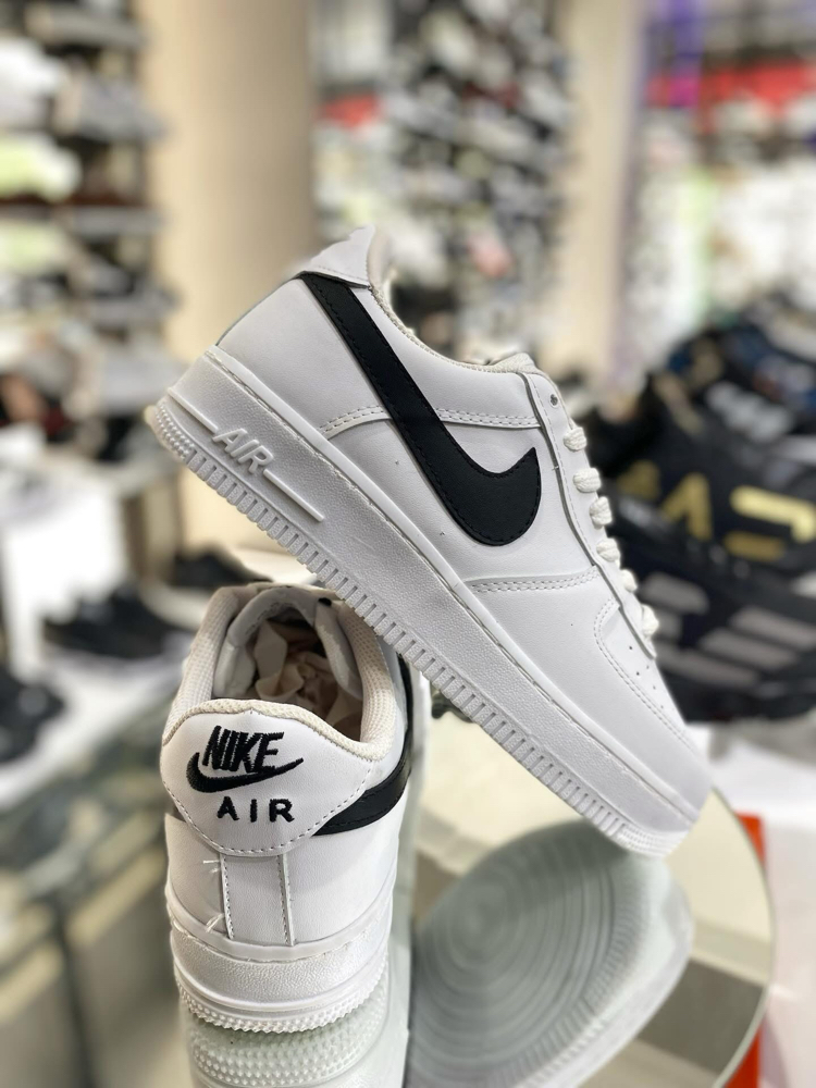 Nike Air Force 1 '07 – Beyaz / Siyah Detaylı Sneakers