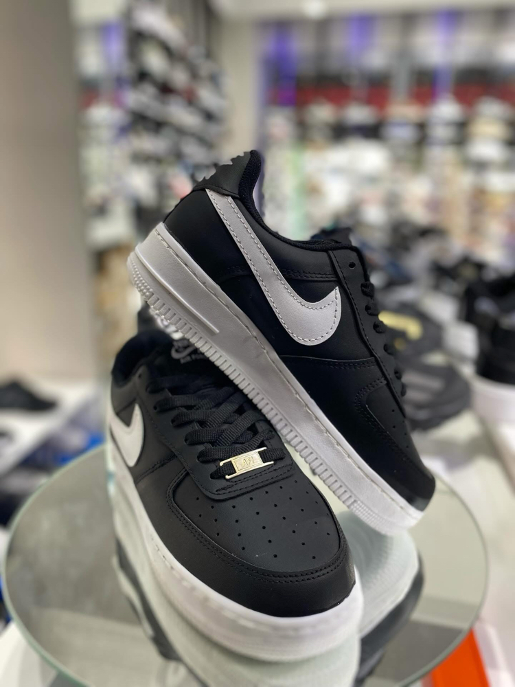 Nike Air Force 1 '07 – Siyah / Beyaz Detaylı Sneakers