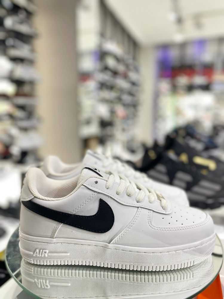 Nike Air Force 1 '07 – Beyaz / Siyah Detaylı Sneakers