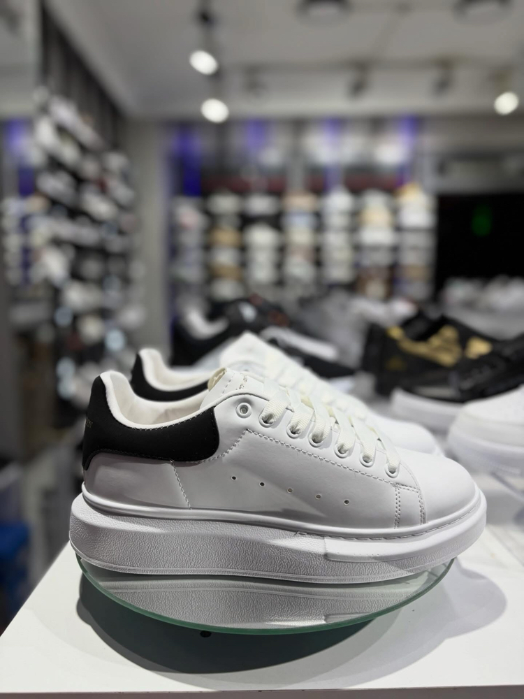 Alexander McQueen Kalın Tabanlı Beyaz / Siyah Detaylı Sneakers