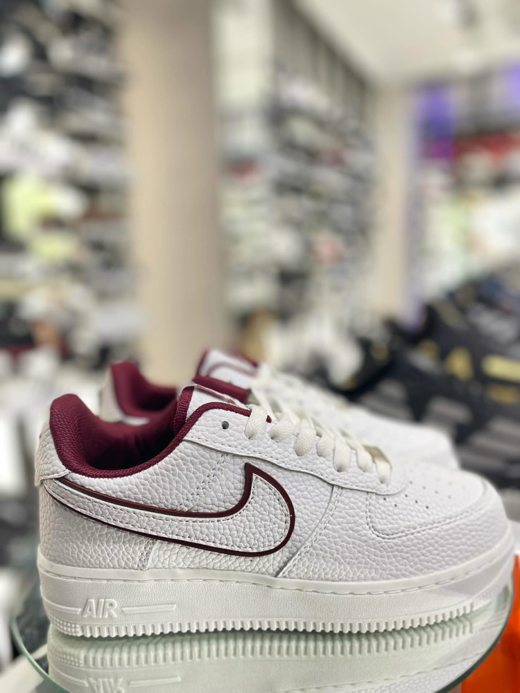 Nike Air Force 1 '07 – Beyaz / Bordo Detaylı Sneakers