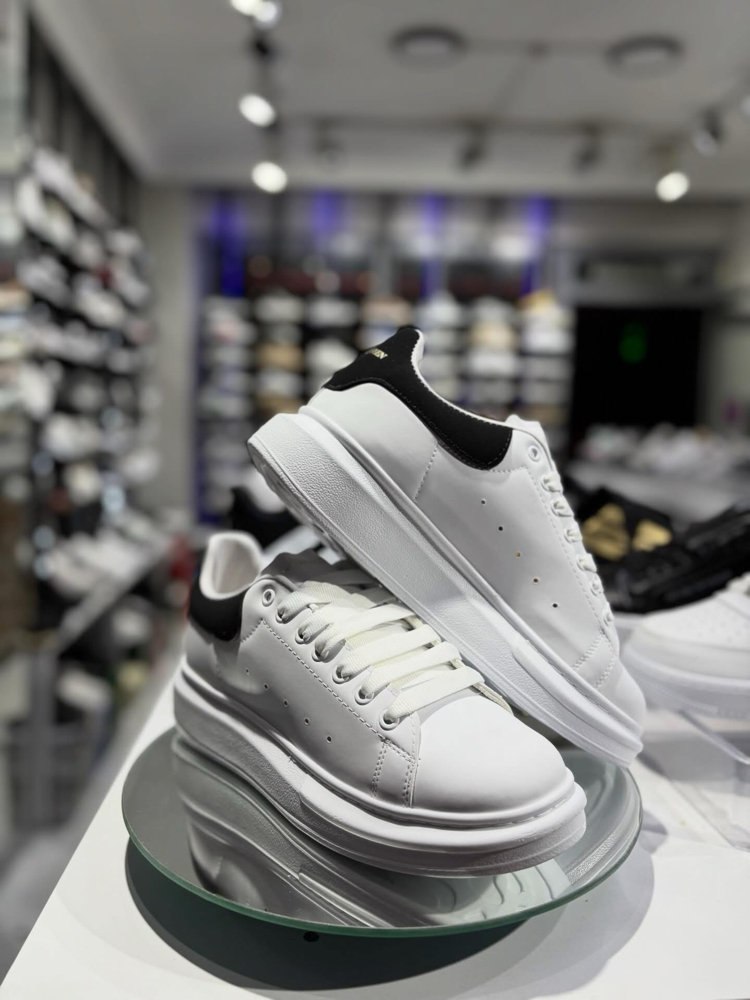 Alexander McQueen Kalın Tabanlı Beyaz / Siyah Detaylı Sneakers