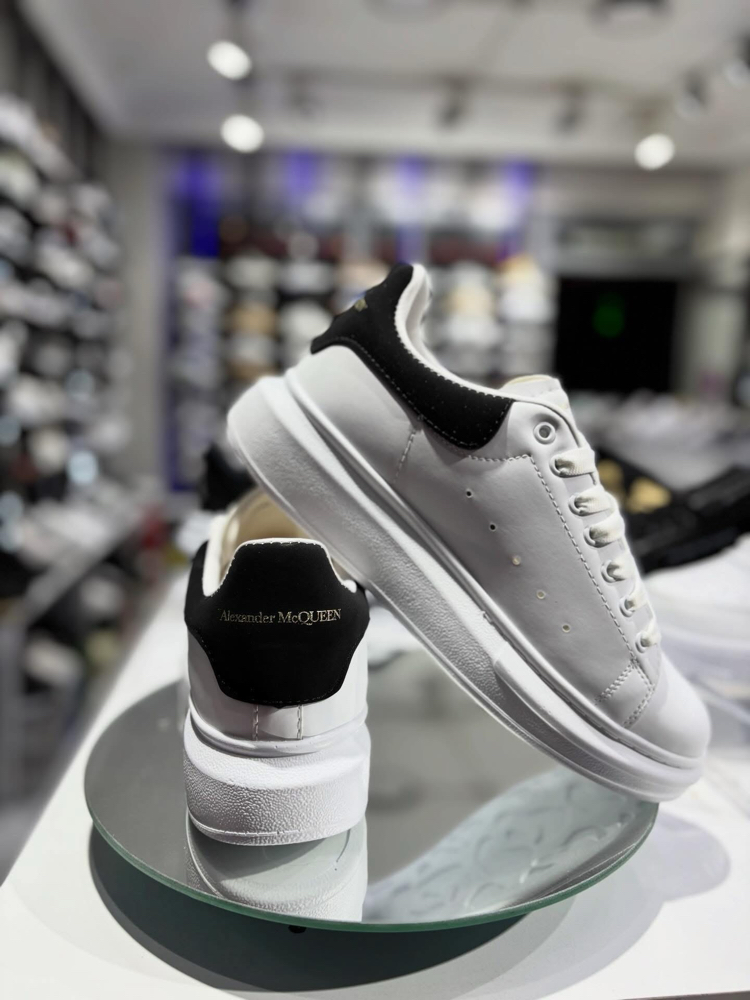 Alexander McQueen Kalın Tabanlı Beyaz / Siyah Detaylı Sneakers