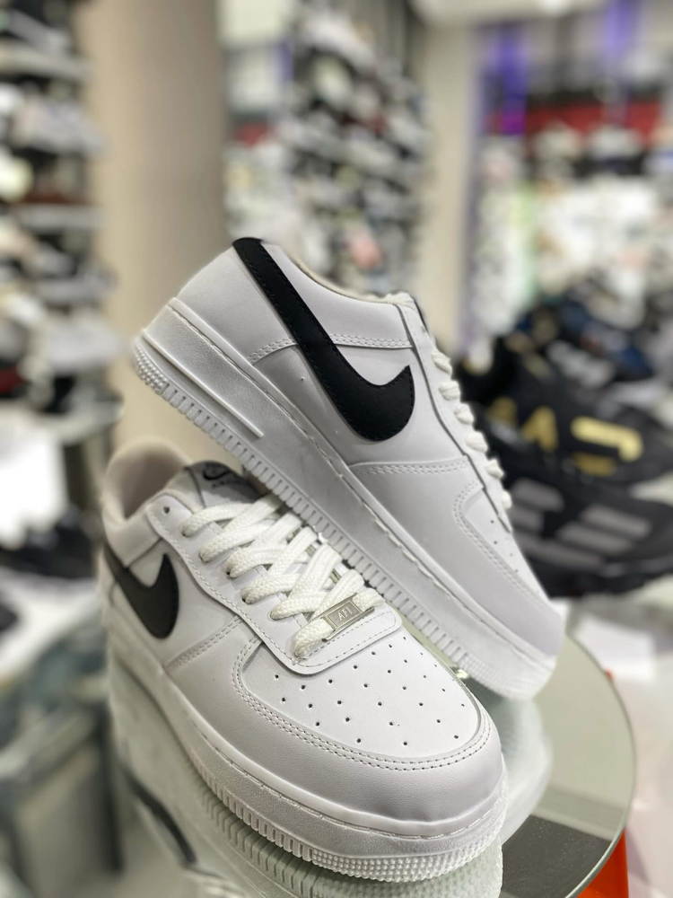 Nike Air Force 1 '07 – Beyaz / Siyah Detaylı Sneakers