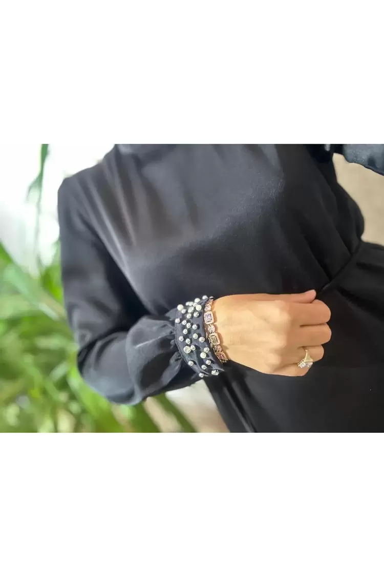 Cashmere Moda Kuşaklı Tam Boy Kolları İncili ve Taşlı Saten Elbise