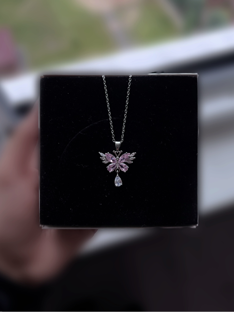Pembe Taş Detaylı Kelebek Çelik Kolye
