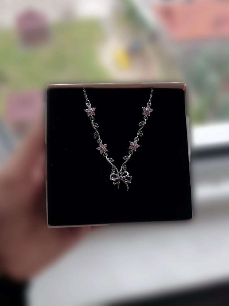 Pembe Çiçek Detaylı Çelik Kolye