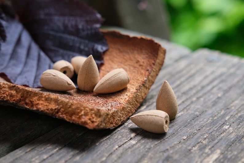 Üstün Kaliteli Doğal El Yapımı Geri Akış Tütsü –| Meditasyon, Yoga, Stres Azaltma
